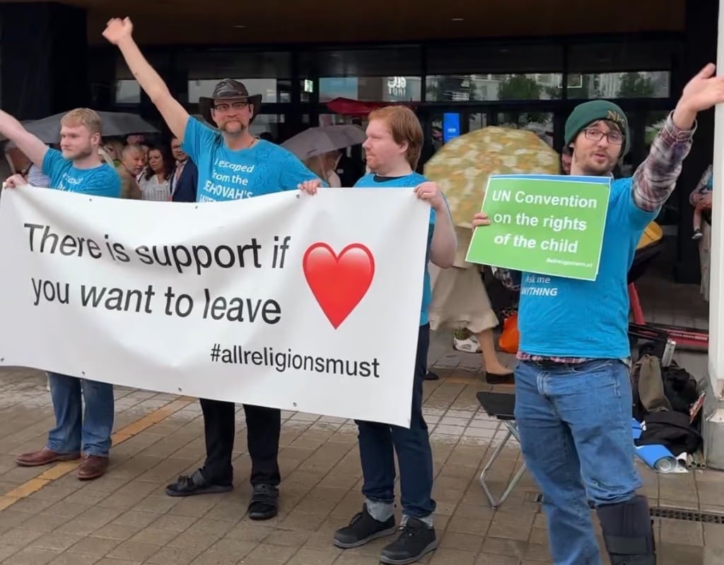 Former Jehovah's Witness members at a peaceful #ALLRELIGIONSMUST demonstration in Stockholm, holding a banner: There is support if you want to leave